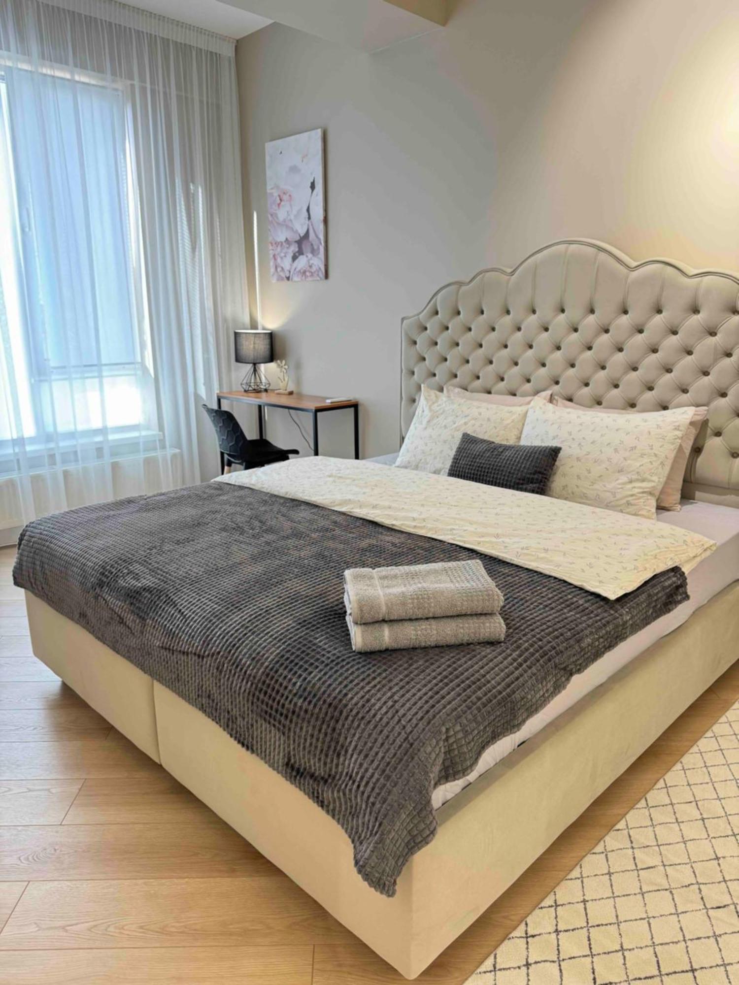 Rentnow Modern Business Apartment With 3 Bedrooms In Centre Kisinyov Kültér fotó