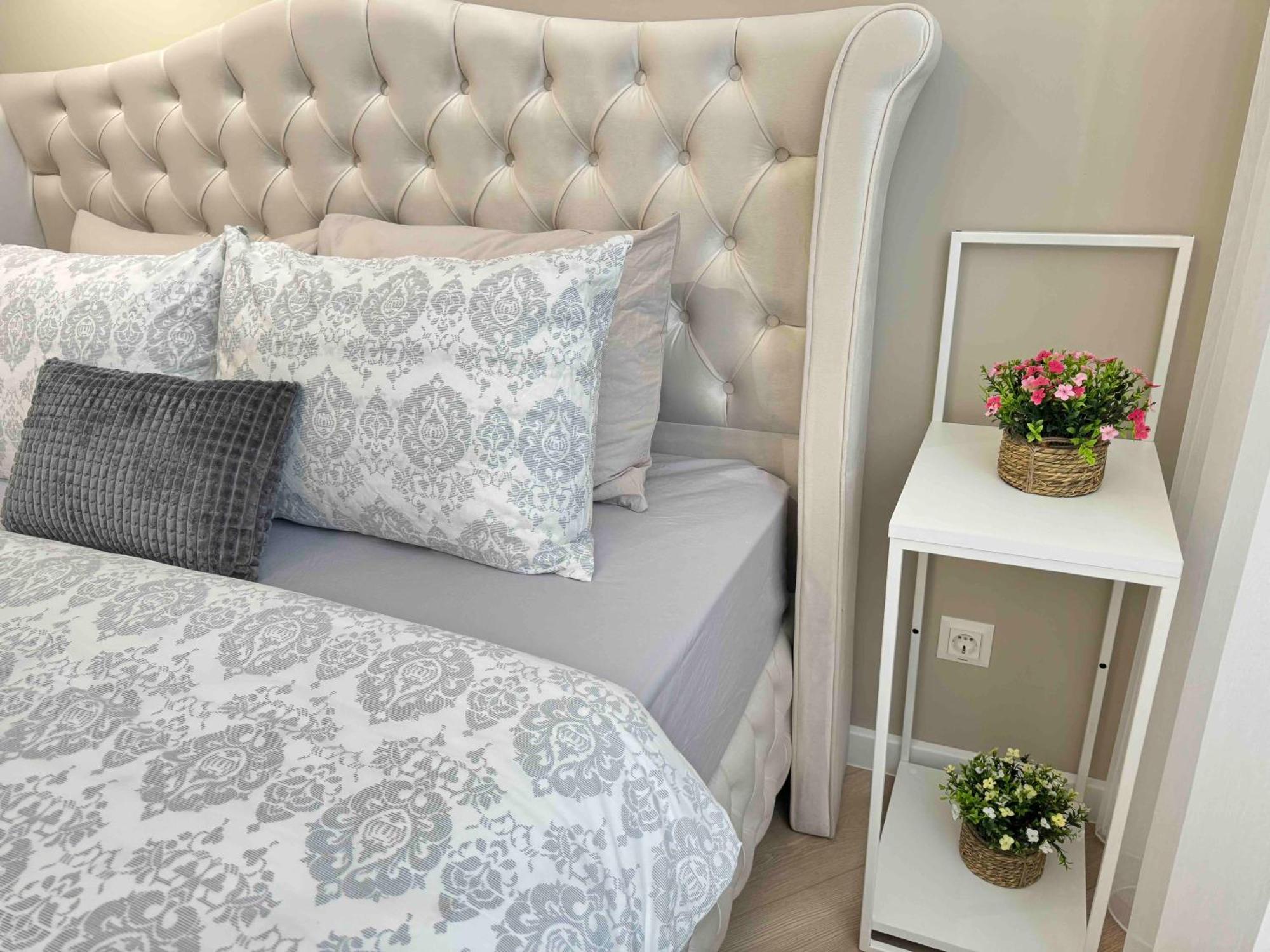 Rentnow Modern Business Apartment With 3 Bedrooms In Centre Kisinyov Kültér fotó