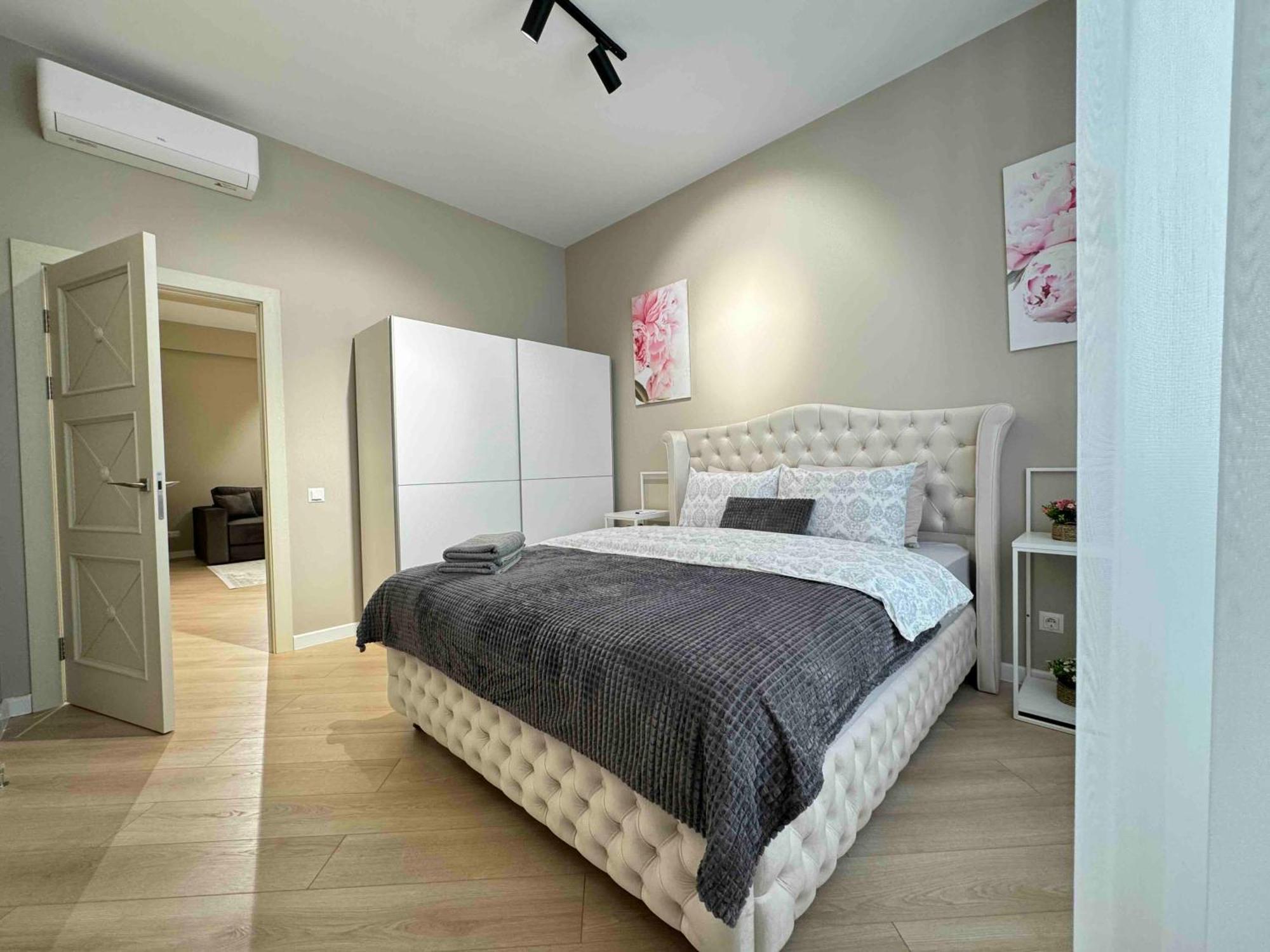 Rentnow Modern Business Apartment With 3 Bedrooms In Centre Kisinyov Kültér fotó