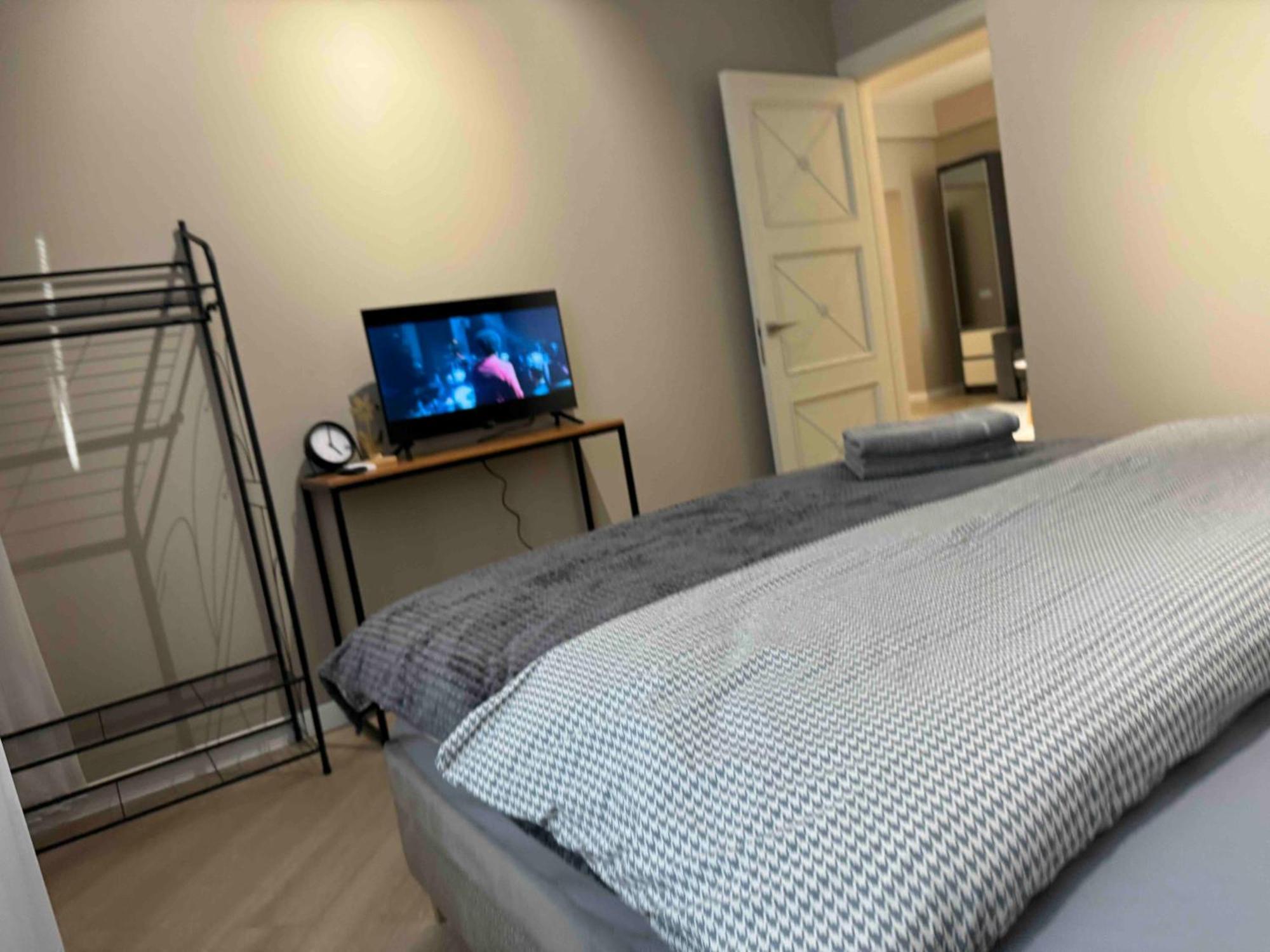 Rentnow Modern Business Apartment With 3 Bedrooms In Centre Kisinyov Kültér fotó