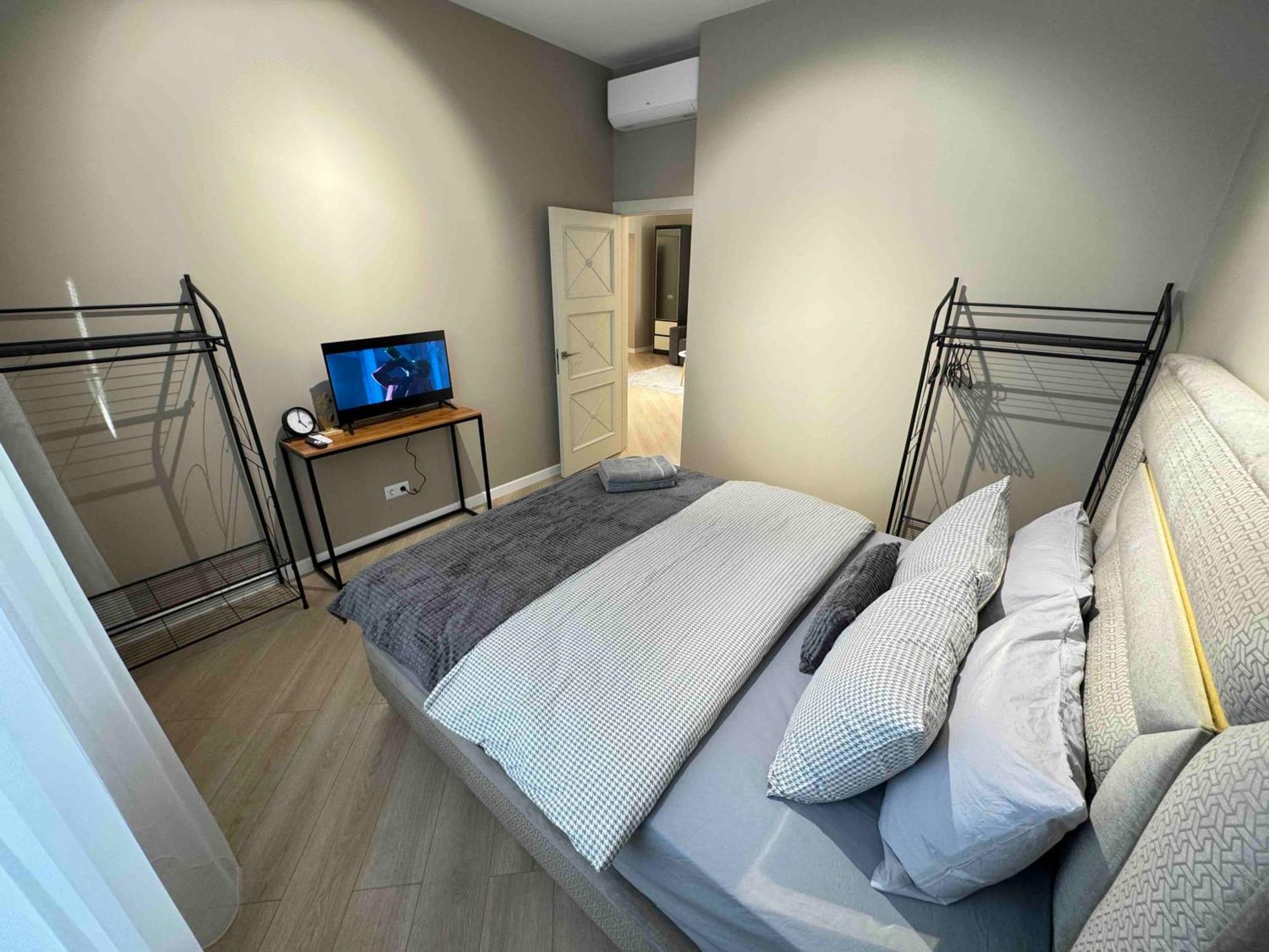 Rentnow Modern Business Apartment With 3 Bedrooms In Centre Kisinyov Kültér fotó
