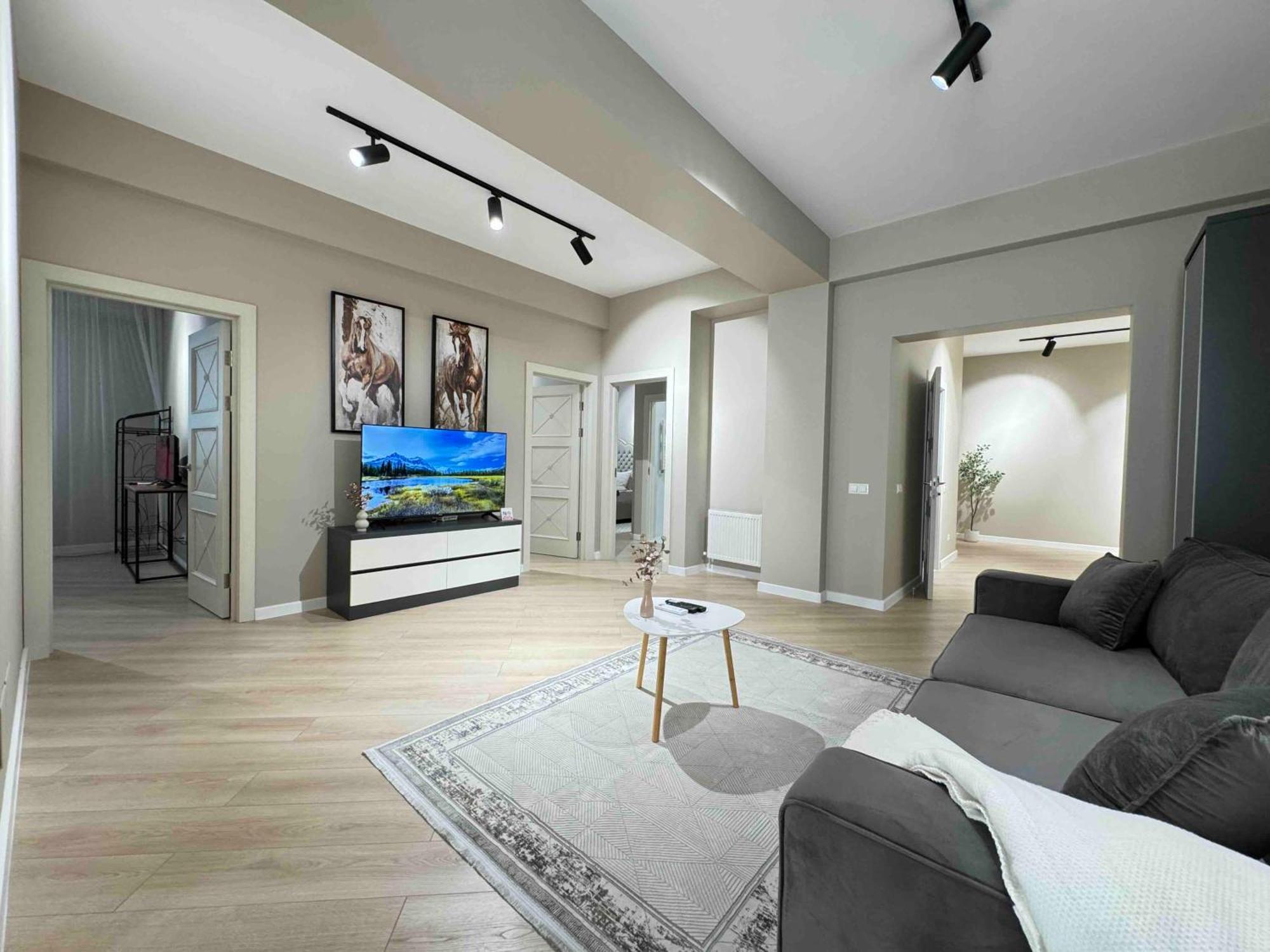 Rentnow Modern Business Apartment With 3 Bedrooms In Centre Kisinyov Kültér fotó
