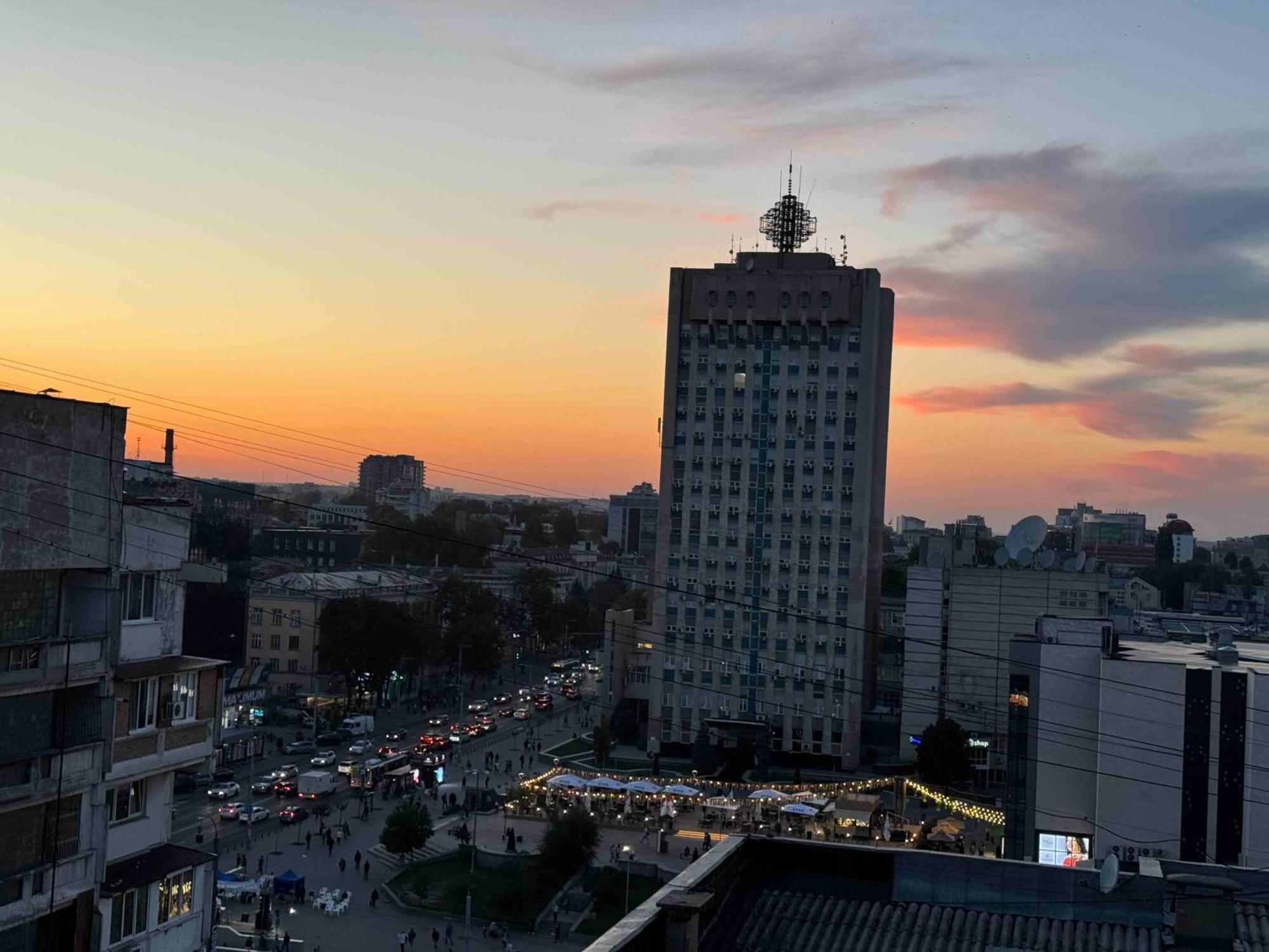 Rentnow Modern Business Apartment With 3 Bedrooms In Centre Kisinyov Kültér fotó
