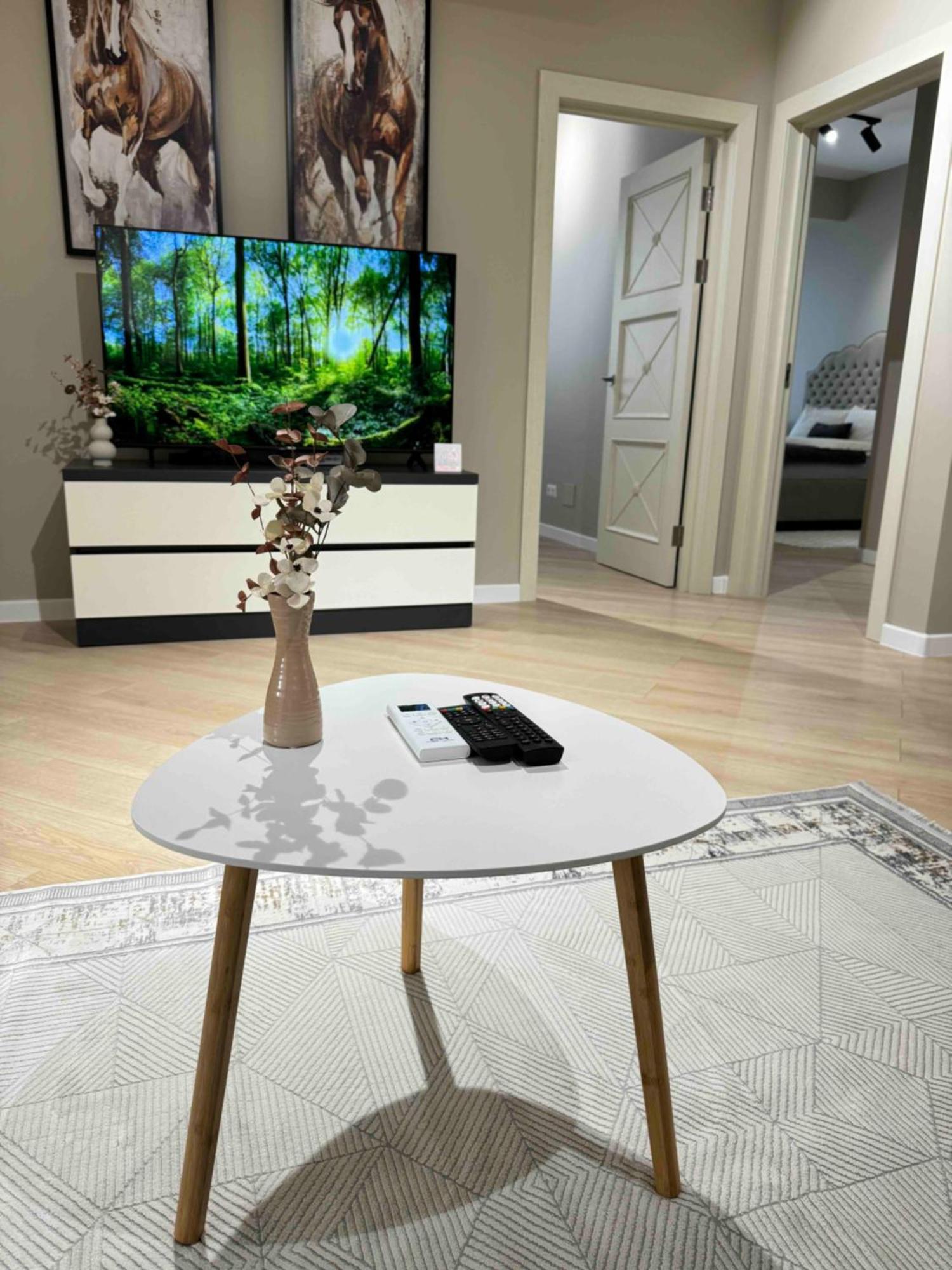 Rentnow Modern Business Apartment With 3 Bedrooms In Centre Kisinyov Kültér fotó